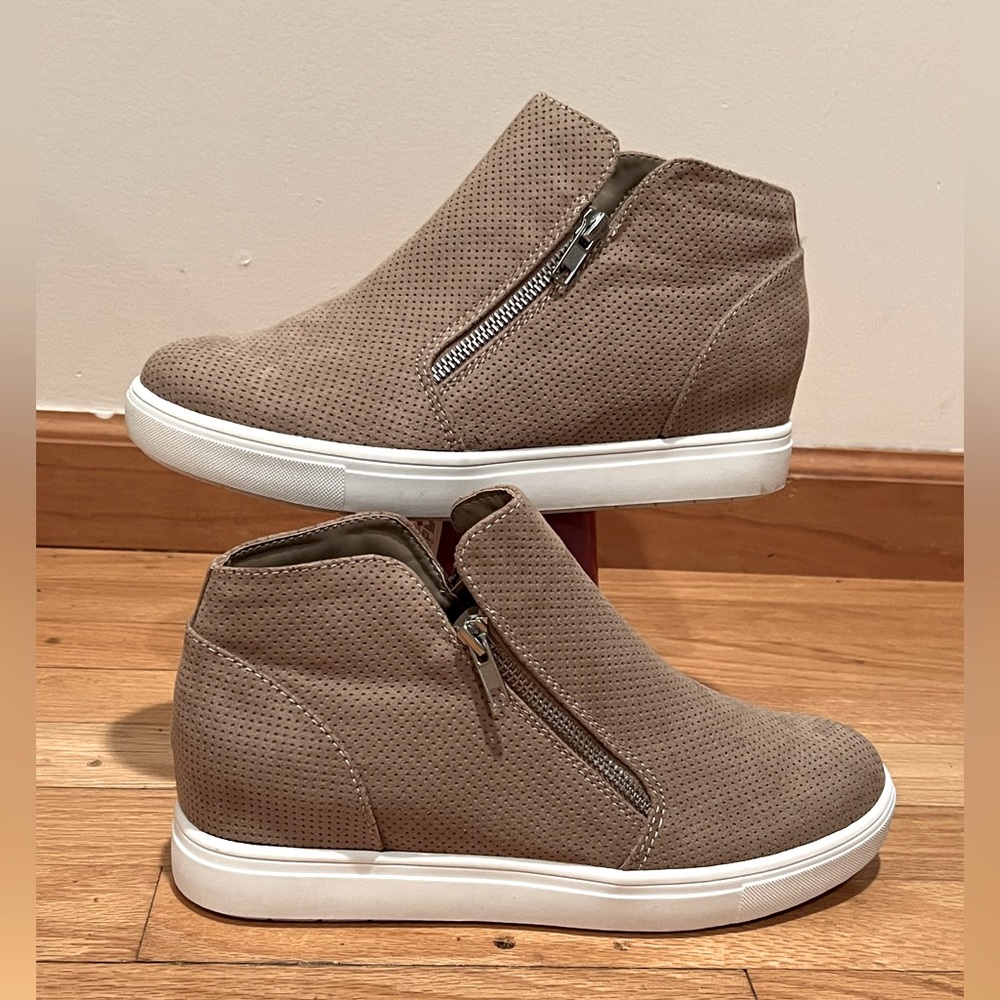🆕 Cushionaire woman Beige/Taupe seude wedge sneakers